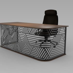 Op de afbeelding: Een modern bureau met een bruin blad en een geometrisch patroon op de basis. De basis heeft een herhalend ontwerp van zwarte en witte lijnen en vormen. Een zwarte bureaustoel staat achter het bureau.