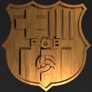 Może przedstawiać: Drewniany herb FC Barcelona. Herb w kształcie tarczy przedstawia litery 'FCB', krzyż i piłkę nożną. Drewno ma naturalne usłojenie i ciepły, jasnobrązowy kolor.