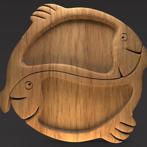 Puede incluir: Bandeja de madera para servir con forma de dos peces enfrentados. La bandeja está tallada en madera de color marrón claro y presenta dos áreas empotradas para sostener alimentos. Los peces tienen caras sonrientes y detalles de aletas.