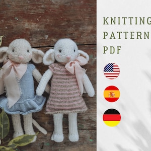 Może przedstawiać: Wzór na szydełku PDF do uroczego pluszowego mysz amigurumi. Wzór jest dostępny w języku angielskim, hiszpańskim i niemieckim. Obraz przedstawia dwie gotowe dziergane myszy, jedną w kolorze niebieskim, a drugą w różowym.