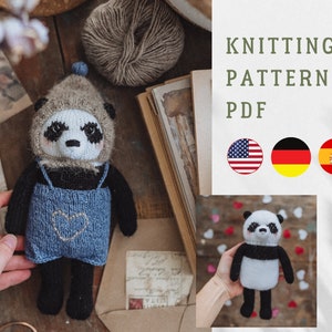 Pode incluir: Padrão de tricô PDF para um brinquedo amigurumi de panda. O padrão está disponível em inglês, alemão e espanhol. O padrão inclui instruções para tricotar um panda que usa um macacão com um coração na frente.