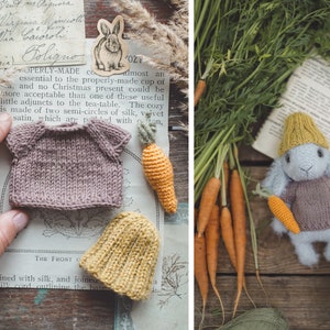 Puede incluir: Un conejito de crochet con un su&eacute;ter marr&oacute;n y un gorro amarillo sostiene una zanahoria de crochet. El conejito est&aacute; sentado sobre una superficie de madera con un mont&oacute;n de zanahorias y follaje verde.