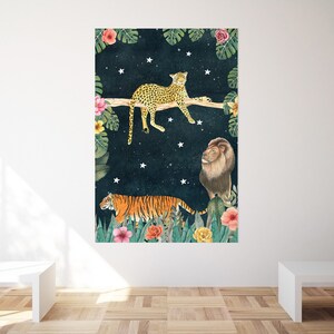 Pu&ograve; includere: Un'illustrazione digitale di una tigre, un leone e un leopardo in un ambiente di giungla. Gli animali sono circondati da una lussureggiante vegetazione verde e fiori rosa. Lo sfondo &egrave; blu scuro con stelle bianche.