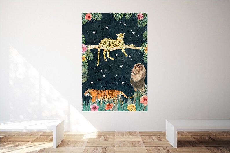 Pu&ograve; includere: Un'illustrazione digitale di una tigre, un leone e un leopardo in un ambiente di giungla. Gli animali sono circondati da una lussureggiante vegetazione verde e fiori rosa. Lo sfondo &egrave; blu scuro con stelle bianche.