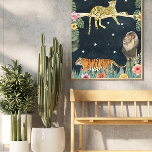 Pu&ograve; includere: Un'illustrazione ad acquerello di un leopardo, una tigre e un leone in un ambiente di giungla. Gli animali sono raffigurati su uno sfondo blu scuro con stelle bianche. L'illustrazione &egrave; incorniciata e appesa a un muro sopra una panca di legno.