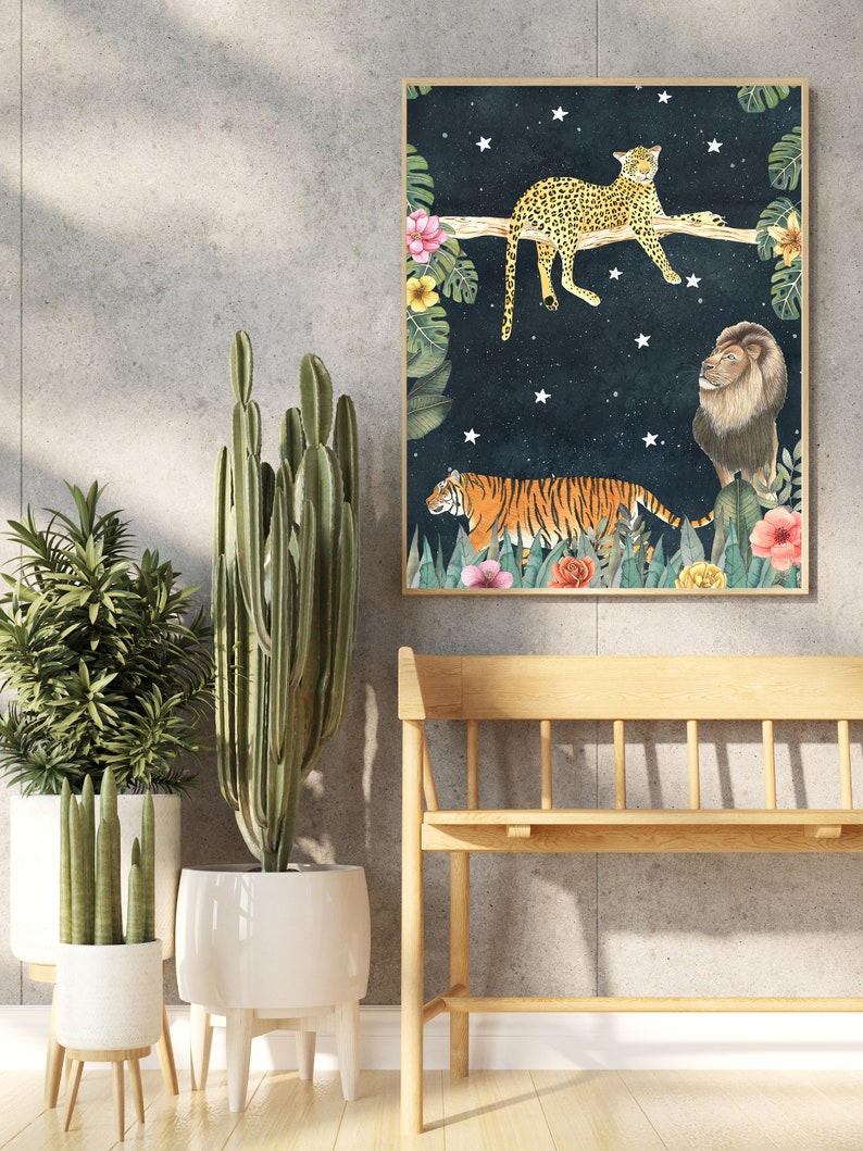 Pu&ograve; includere: Un'illustrazione ad acquerello di un leopardo, una tigre e un leone in un ambiente di giungla. Gli animali sono raffigurati su uno sfondo blu scuro con stelle bianche. L'illustrazione &egrave; incorniciata e appesa a un muro sopra una panca di legno.