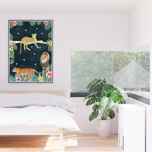 Pu&ograve; includere: Una stampa incorniciata con uno sfondo blu scuro che presenta un leopardo, una tigre e un leone in un ambiente di giungla con stelle e fiori.