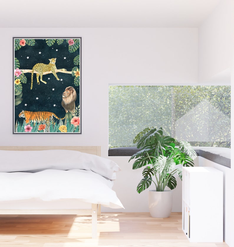 Pu&ograve; includere: Una stampa incorniciata con uno sfondo blu scuro che presenta un leopardo, una tigre e un leone in un ambiente di giungla con stelle e fiori.