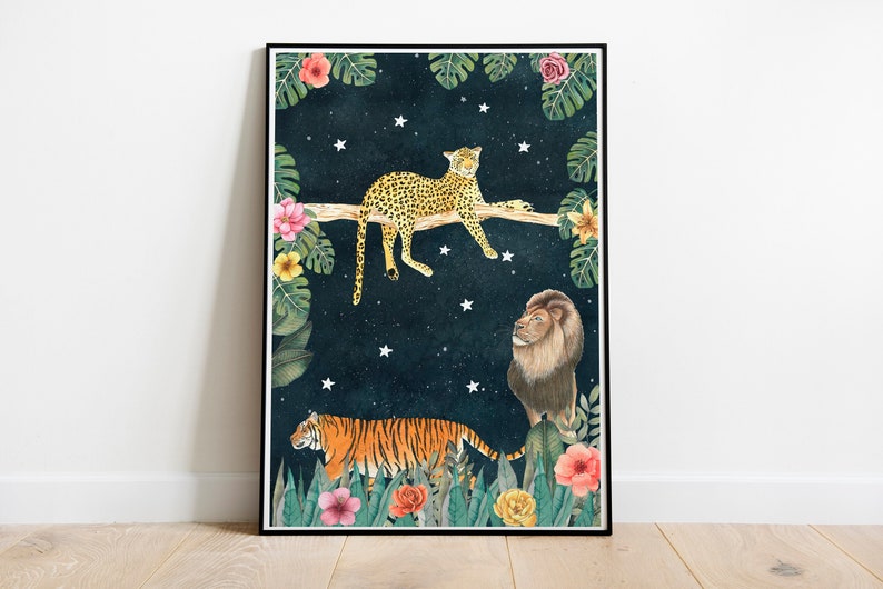 Pu&ograve; includere: Un'illustrazione digitale di una tigre, un leopardo e un leone in un ambiente di giungla. Gli animali sono circondati da una lussureggiante vegetazione verde e fiori. Lo sfondo &egrave; blu scuro con stelle bianche.