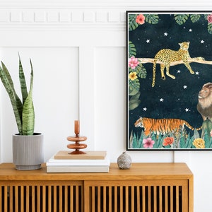 Pu&ograve; includere: Una stampa incorniciata con uno sfondo blu scuro che presenta una tigre, un leopardo e un leone in un ambiente di giungla con stelle. Gli animali sono raffigurati in uno stile fantasioso con colori vivaci.