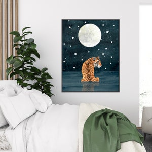 Op de afbeelding: Een aquarel schilderij van een tijger die in een waterpartij zit onder een volle maan en een sterrenhemel.