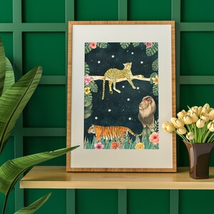 Pu&ograve; includere: Una stampa incorniciata con uno sfondo blu scuro che presenta una tigre, un leone e un leopardo in un ambiente di giungla con stelle e fiori.