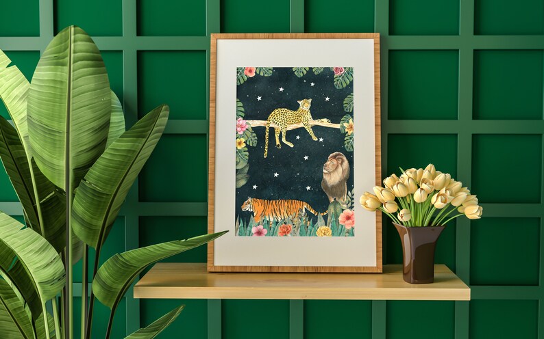 Pu&ograve; includere: Una stampa incorniciata con uno sfondo blu scuro che presenta una tigre, un leone e un leopardo in un ambiente di giungla con stelle e fiori.