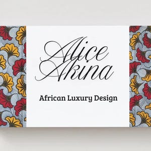 Könnte beinhalten: Visitenkarten-Design mit dem Namen "Alice Akina" in eleganter Schrift. Die Karte hat eine weiße Mittelbahn mit dem Text "African Luxury Design" und gemusterte Ränder mit roten, gelben und blauen Blumenmotiven.