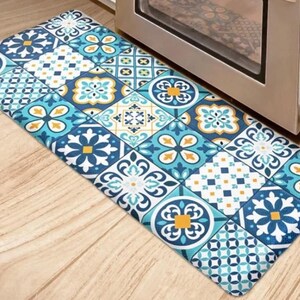 Könnte beinhalten: Ein blauer und gelber Küchenvorleger mit geometrischem Muster. Der Vorleger ist aus weichem, rutschfestem Material gefertigt und perfekt, um jeder Küche einen Hauch von Stil zu verleihen.