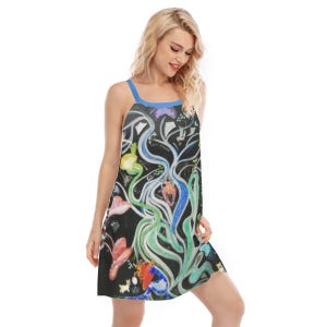 Peut inclure: Robe sans manches noire ornée d'un motif abstrait coloré. La robe présente des bretelles et un col bleu. Le motif comprend des lignes fluides et des formes organiques dans des tons de bleu, vert, rose et jaune. Robe de style genou.