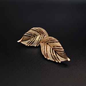 Vintage 1950s openwork leaf gold tone earrings, Cut out Trifari 1960s clip on earrings, Mid-century nature inspired jewelry