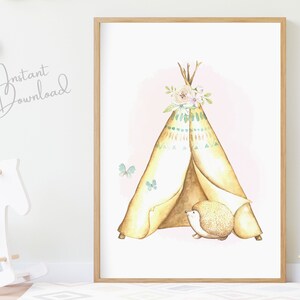 Puede incluir: Una ilustración de acuarela de un tipi amarillo con una corona floral en la parte superior. El tipi está decorado con patrones geométricos verdes y marrones. Un pequeño erizo está sentado frente al tipi.