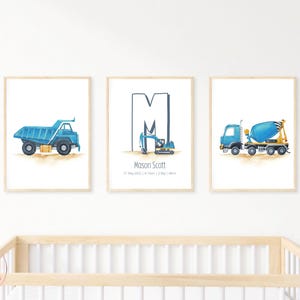 Juego de 3 camiones de construcción, impresión de nombre personalizada, póster de nacimiento, impresión inicial personalizada para guardería, camiones azules, decoración de guardería de construcción
