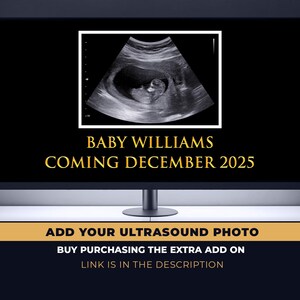 Puede incluir: Un monitor de computadora negro con un marco blanco que muestra una imagen de ultrasonido en blanco y negro. El texto "BABY WILLIAMS COMING DECEMBER 2025" se muestra en letras doradas debajo de la imagen. Debajo del monitor hay una barra dorada con el texto "ADD YOUR ULTRASOUND PHOTO BUY PURCHASING THE EXTRA ADD ON LINK IS IN THE DESCRIPTION."