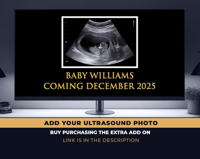 Puede incluir: Un monitor de computadora negro con un marco blanco que muestra una imagen de ultrasonido en blanco y negro. El texto "BABY WILLIAMS COMING DECEMBER 2025" se muestra en letras doradas debajo de la imagen. Debajo del monitor hay una barra dorada con el texto "ADD YOUR ULTRASOUND PHOTO BUY PURCHASING THE EXTRA ADD ON LINK IS IN THE DESCRIPTION."
