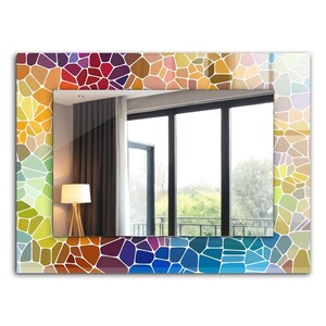 Peut inclure: Miroir rectangulaire avec une bordure en mosaïque colorée. La bordure présente un motif de formes irrégulières dans les tons de rouge, violet, bleu, vert, jaune et orange. Le miroir reflète une pièce avec une fenêtre et une lampe.