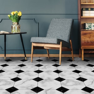 Puede incluir: Un suelo de ajedrez negro y blanco con un sillón gris, una mesa auxiliar negra con un jarrón de flores amarillas y un armario de madera con estantes.