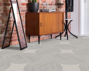 Puede incluir: Una habitación de estilo moderno de mediados de siglo, con un mueble de madera, un espejo de cuerpo entero y un suelo estampado. El suelo tiene un fondo beige con diseños de líneas negras semicirculares. También se ven una pared de ladrillo y un perchero.