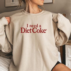 Moletom "Preciso de uma Coca-Cola Diet", camiseta "Amante de Refrigerante", suéter de gola redonda fofo, engraçado e moderno com estampa de Coca-Cola Diet, presente para ela "Amante de Coca-Cola Diet"