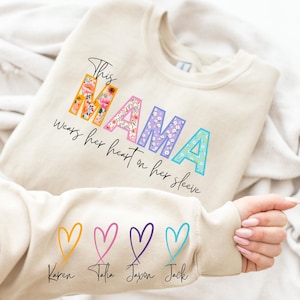 Diese Mama trägt ihr Herz auf ihrem Ärmel-Sweatshirt, kundenspezifisches Blumenmama-Sweatshirt mit dem Namen der Kinder auf dem Ärmel, Geschenk für Mutter, Muttertag