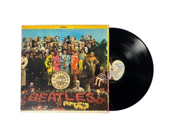 Disco de vinil gatefold "Sgt. Pepper's Lonely Hearts Club Band" dos Beatles, prensagem americana da Apple dos anos 70, COM ENCARTE