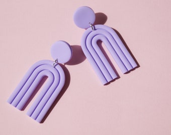 boucles d’oreilles modernes / design arc / lilas / violet / minimaliste / léger / bijoux individuels / cadeau pour elle