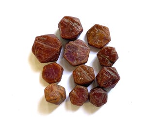 Natürlicher Rubin Rohedelstein Lot, raue lose Kristalle (11 Stück, 207.65 CT)