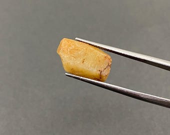 Natuurlijke gele saffier ruwe steen, korundkristal uit Tanzania