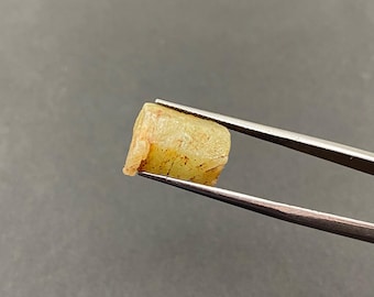 Natuurlijke gele saffier ruwe steen, korundkristal uit Tanzania