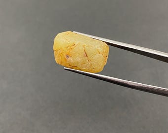 Natuurlijke gele saffier ruwe steen, korundkristal uit Tanzania