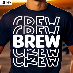 Pode incluir: Uma camiseta azul marinho com texto branco que diz "BREW CREW" em um design empilhado e em camadas. O texto &eacute; repetido v&aacute;rias vezes, com cada camada ligeiramente deslocada da que est&aacute; acima.