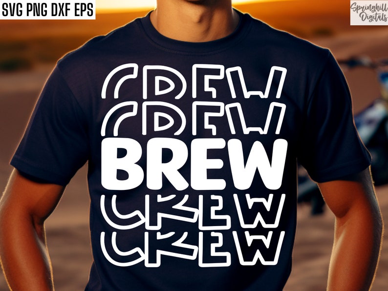 Pode incluir: Uma camiseta azul marinho com texto branco que diz "BREW CREW" em um design empilhado e em camadas. O texto &eacute; repetido v&aacute;rias vezes, com cada camada ligeiramente deslocada da que est&aacute; acima.