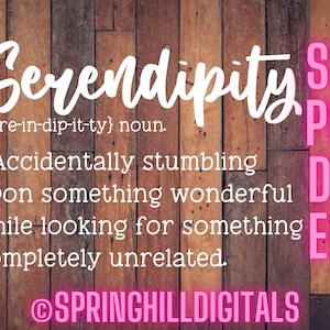 Puede incluir: Un fondo de madera con la palabra "Serendipity" escrita en letra cursiva blanca. La definición de la palabra está escrita debajo en blanco. La palabra "Serendipity" también está escrita en fuente de neón rosa junto con las palabras "SVG", "PNG", "DXF" y "EPS". El texto "@SPRINGHILLDIGITALS" está escrito en fuente de neón rosa en la parte inferior de la imagen.