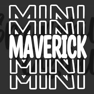 Può includere: Testo bianco su sfondo grigio scuro con la scritta "MINI MAVERICK" impilata verticalmente. La parola "MAVERICK" è più grande della parola "MINI". La parola "SMALL" è in corsivo sullo sfondo.