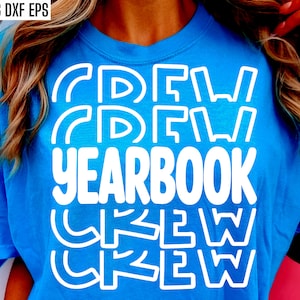 Może przedstawiać: Niebieska koszulka z napisem "CREW YEARBOOK CREW" w białych, obwiedzionych literach.