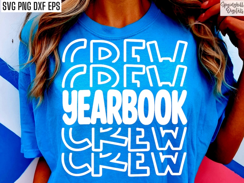 Może przedstawiać: Niebieska koszulka z napisem "CREW YEARBOOK CREW" w białych, obwiedzionych literach.