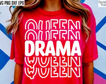 Könnte beinhalten: Ein rotes T-Shirt mit weißem Text, der "Drama Queen" lautet, wobei das Wort "Queen" dreimal wiederholt wird. Der Text ist in einer fetten, umrandeten Schriftart.