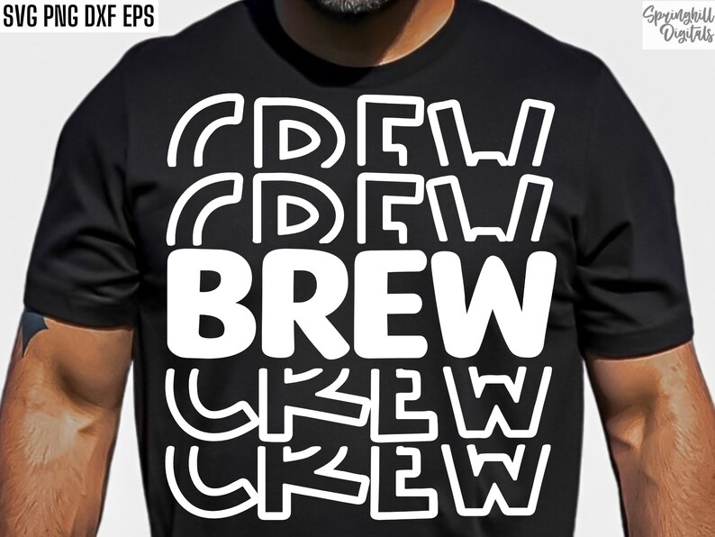 Pode incluir: Camiseta preta com texto branco que diz "Brew Crew" em um design sobreposto.