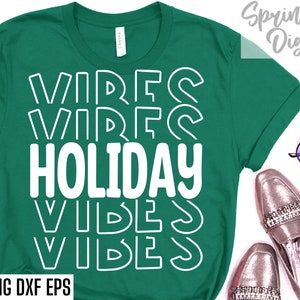 K&ouml;nnte beinhalten: Gr&uuml;nes T-Shirt mit wei&szlig;em Text, der "Holiday Vibes" in einem gestapelten, sich wiederholenden Muster lautet.