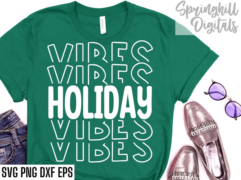 K&ouml;nnte beinhalten: Gr&uuml;nes T-Shirt mit wei&szlig;em Text, der "Holiday Vibes" in einem gestapelten, sich wiederholenden Muster lautet.