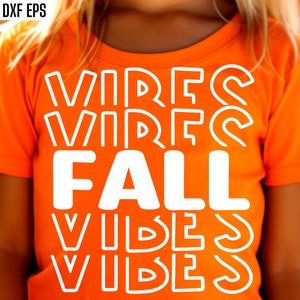 K&ouml;nnte beinhalten: Ein leuchtend oranges T-Shirt mit dem Text "Fall Vibes" in wei&szlig;en umrandeten Buchstaben. Der Text wird dreimal wiederholt, wobei das Wort "Fall" in der Mitte steht.