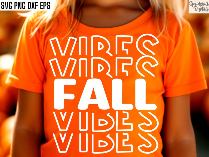 K&ouml;nnte beinhalten: Ein leuchtend oranges T-Shirt mit dem Text "Fall Vibes" in wei&szlig;en umrandeten Buchstaben. Der Text wird dreimal wiederholt, wobei das Wort "Fall" in der Mitte steht.