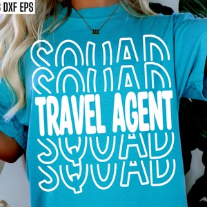 Puede incluir: Una camiseta azul turquesa con el texto "Travel Agent Squad" en letras blancas con contorno. Las letras est&aacute;n apiladas una encima de la otra en un patr&oacute;n ondulado.