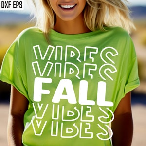 K&ouml;nnte beinhalten: Ein gr&uuml;nes T-Shirt mit dem Text "Fall Vibes" in wei&szlig;en umrandeten Buchstaben.